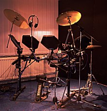 Trigger-Pads und Sounds aus dem Sampler, oder lieber gleich akustische Drums aufnehmen?